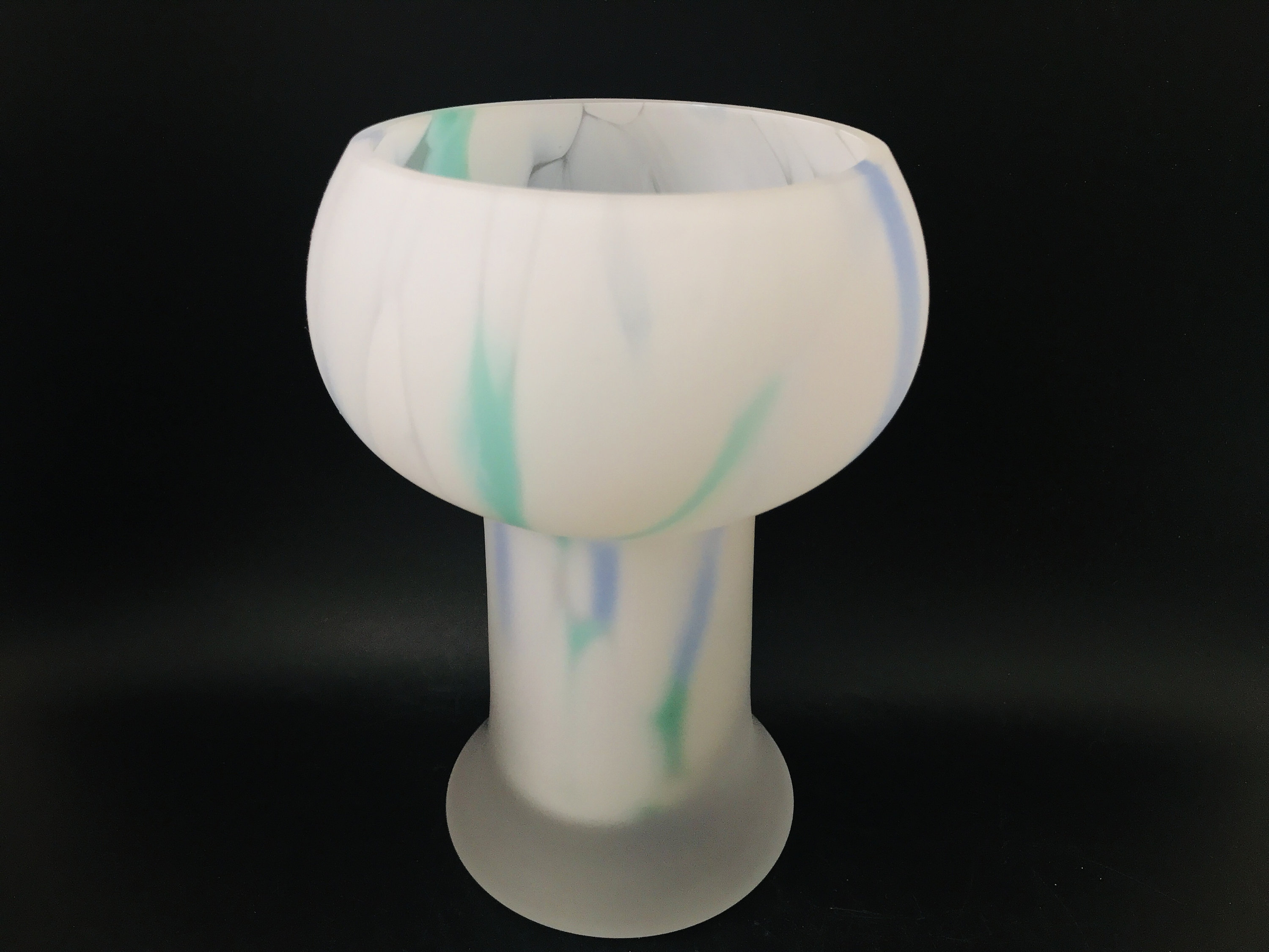 モニカ・バックストローム作「ゼルダ」の青い脚付きサテンガラスの花瓶