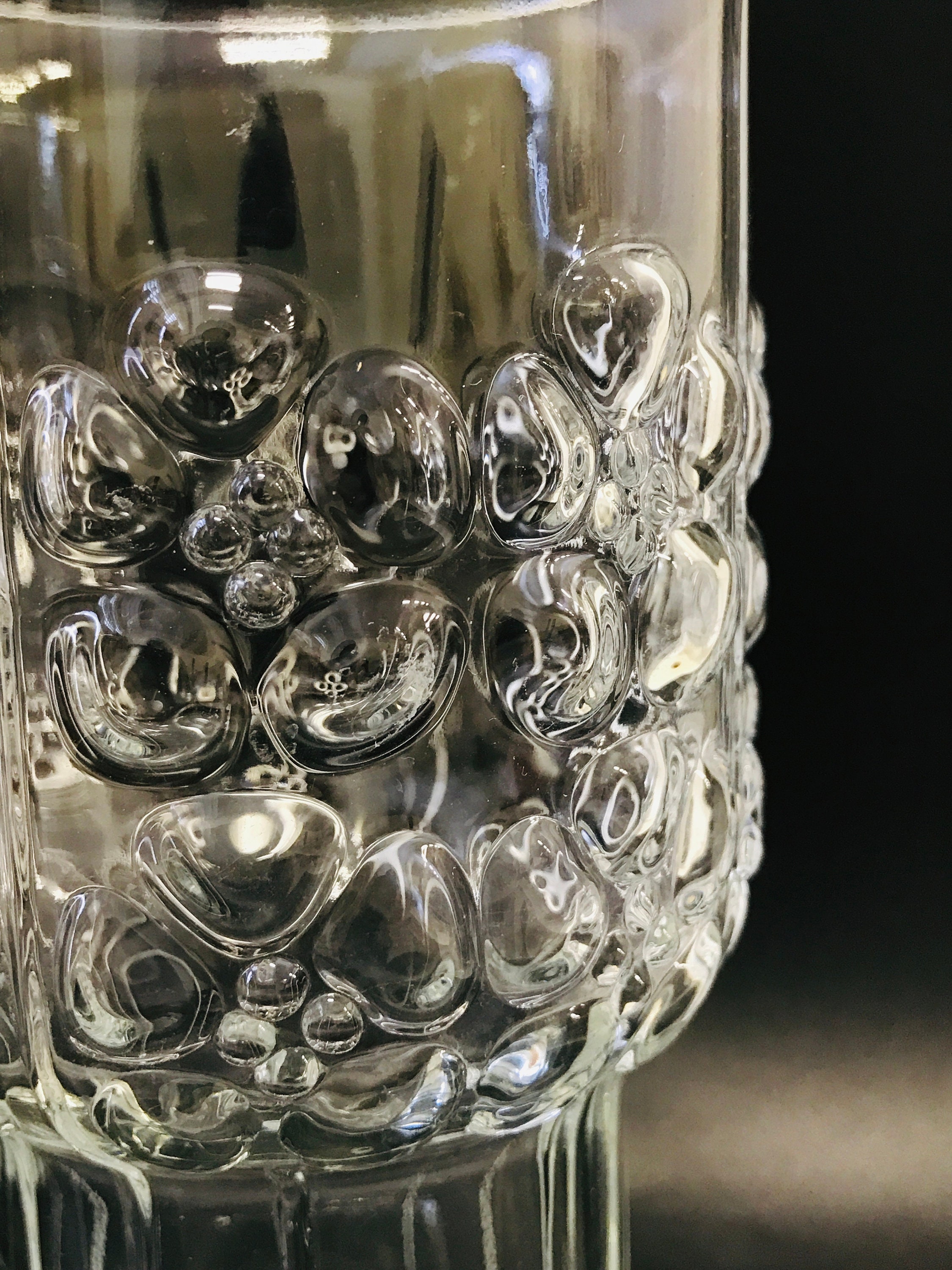 イッタラ/ヨルマ・ヴェンノラ/Leinikki/花瓶 イッタラの透明ガラス花瓶「レイニッキ」、花のレリーフ模様、ヨルマ