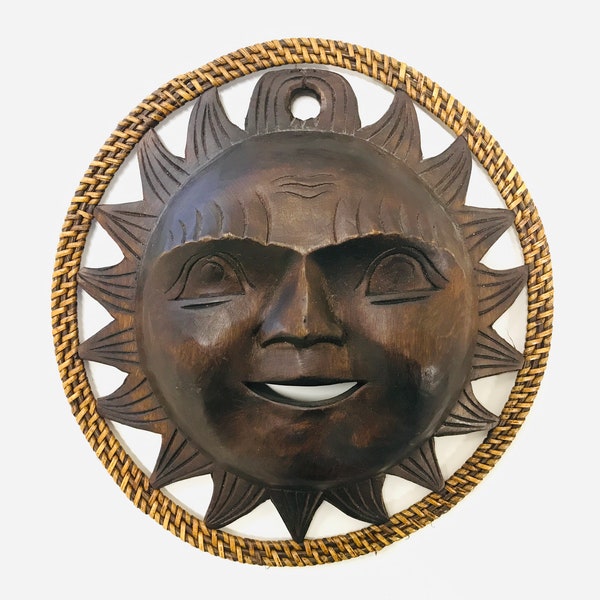 Cara de sol estilo Tiki tallada en madera con borde de ratán, decoración colgante de pared de arte popular de madera hecha a mano, decoración Boho vintage, moderno de mediados de siglo
