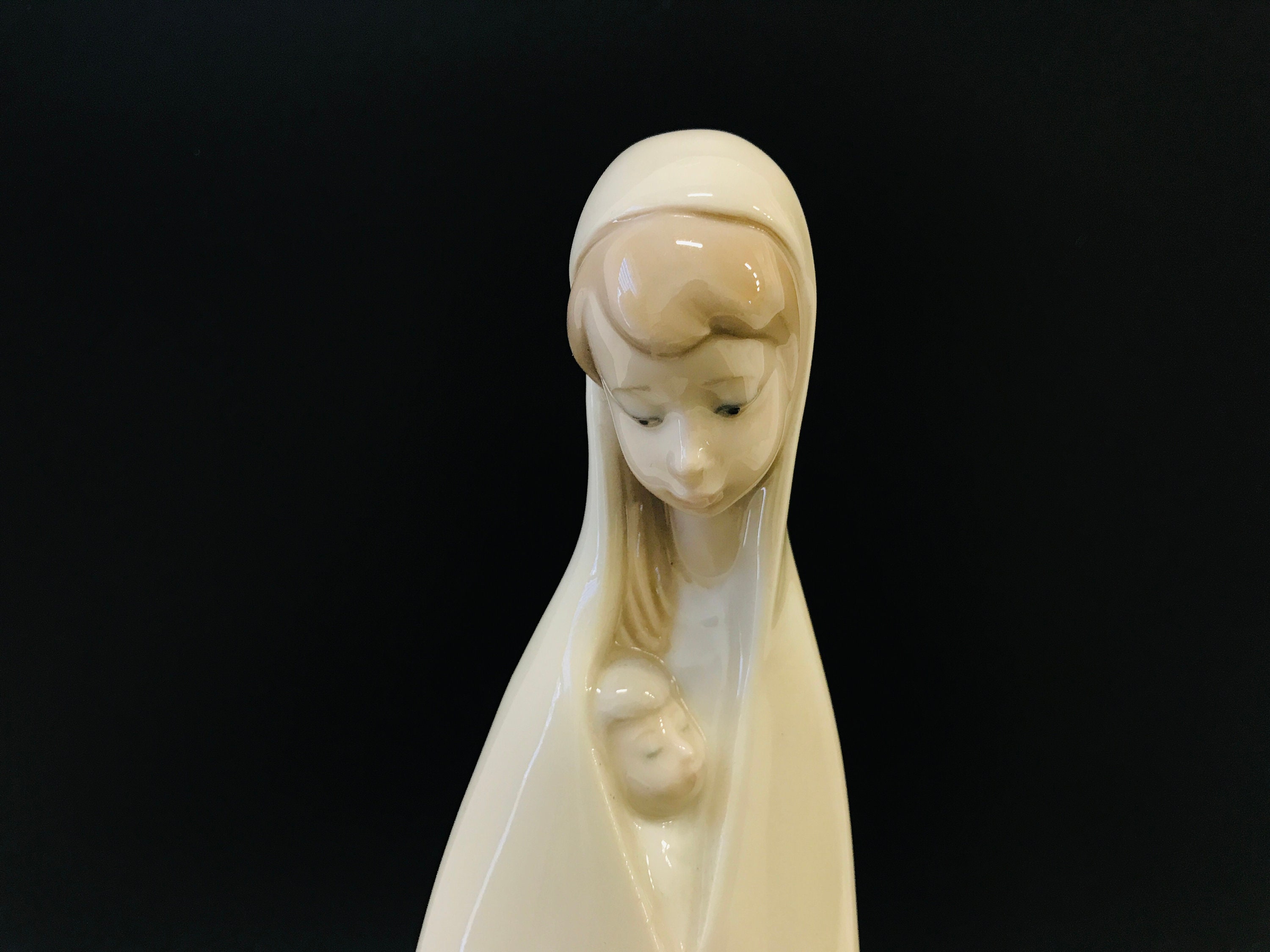 リヤドロ磁器の置物「子供を抱く少女」、フアン・ウエルタ、No. 4636