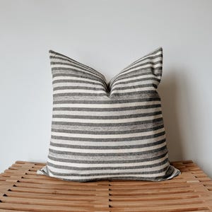 Federa per cuscino intrecciata a righe grigio e crema