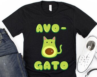 Puede incluir: Una camiseta negra con un diseño de aguacate verde y el texto "Avo-Gato".