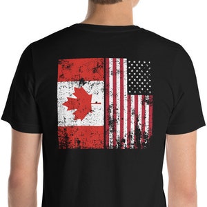 Pode incluir: Camiseta preta com um design de bandeira canadense e americana desbotada nas costas.