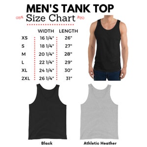Pu&ograve; includere: Tabella delle taglie per una canotta da uomo in nero e grigio atletico. La tabella mostra le misure di larghezza e lunghezza in pollici per le taglie XS, S, M, L, XL e 2XL.