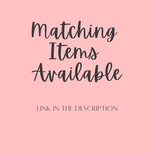以下が含まれることがあります： 薄いピンク色の背景に、手書き風のフォントで「Matching Items Available」と書かれています。その下に、小さなフォントで「LINK IN THE DESCRIPTION」と書かれています。