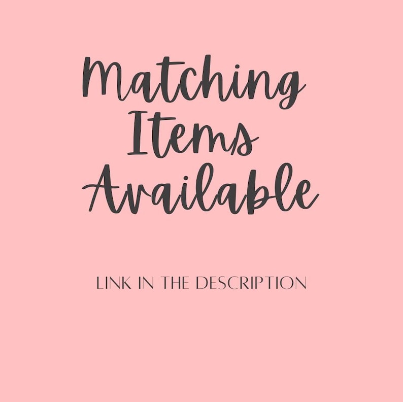 以下が含まれることがあります： 薄いピンク色の背景に、手書き風のフォントで「Matching Items Available」と書かれています。その下に、小さなフォントで「LINK IN THE DESCRIPTION」と書かれています。