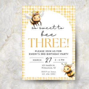 Biene drei Geburtstagseinladungsvorlage, so süß, drei Mädchen Party einladen, gelbes Gingham druckbare, bearbeitbare Canva digitaler Download
