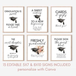 Könnte beinhalten: Sechs weiße, rechteckige Abschluss-Schilder in hellen Holzrahmen mit schwarzen Doktorhüten, eleganter schwarzer Typografie und Blumenmotiven. Die Schilder enthalten Texte wie Graduation is sweet, Cards & gifts und Please sign the guest book.