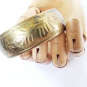 Dicker Vintage Messing Armreif / alter Armreif mit Blumen, Blättern & Schraffur-Design