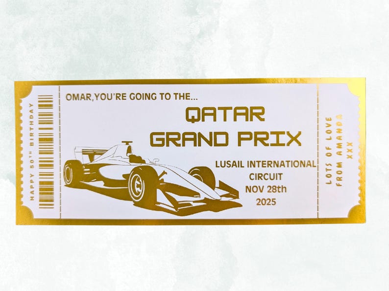 Pu&ograve; includere: Un biglietto dorato con la scritta "QATAR GRAND PRIX" e un'illustrazione di un'auto da corsa. Il biglietto recita "OMAR, YOU'RE GOING TO THE..." e "HAPPY 50TH BIRTHDAY". Include anche la data "NOV 28th 2025".