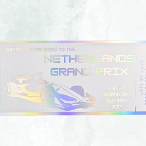 Pu&ograve; includere: Un biglietto olografico con la scritta "NETHERLANDS GRAND PRIX" e l'illustrazione di un'auto da corsa. Il biglietto include la data "30 agosto 2025" e la scritta "CIRCUIT ZANDVOORT". Il biglietto &egrave; un regalo per la festa del pap&agrave;.