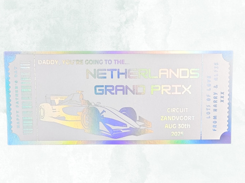 Pu&ograve; includere: Un biglietto olografico con la scritta "NETHERLANDS GRAND PRIX" e l'illustrazione di un'auto da corsa. Il biglietto include la data "30 agosto 2025" e la scritta "CIRCUIT ZANDVOORT". Il biglietto &egrave; un regalo per la festa del pap&agrave;.