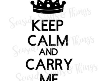 Może przedstawiać: Czarno-biała grafika z koroną nad słowami "KEEP CALM AND CARRY ME". Tekst jest pogrubiony, bezszeryfowy. Korona to prosta czarna sylwetka.