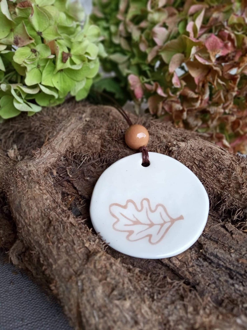 Intarsio ceramic oak leaf necklace