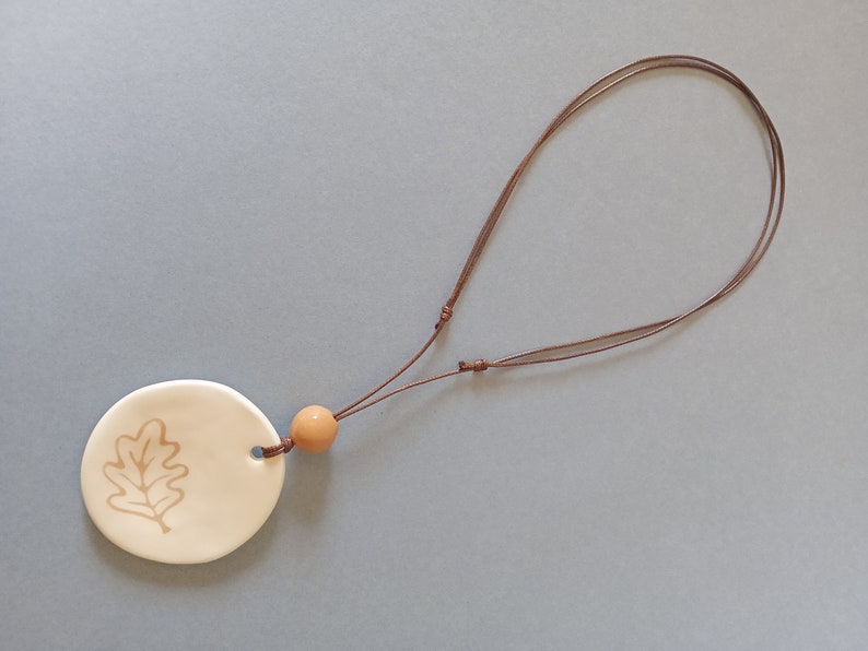 Intarsio ceramic oak leaf necklace