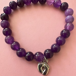 Armband für eine schöne lila Farbe mit einem niedlichen Paar Baby Füße Charme Tante Oma Mama besten Freund Schwester Baby-Dusche