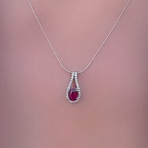 Echte robijn uitgesneden zilveren hangerketting