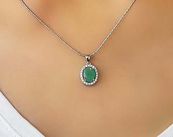 Collar con colgante ovalado de plata con halo de esmeralda natural auténtica