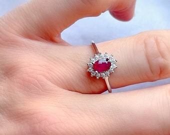 Bague en argent avec halo de rubis véritables et de topazes blanches