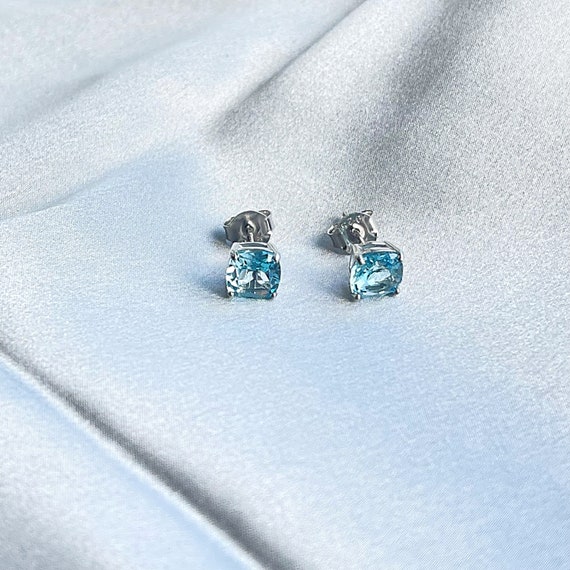 Yianni Creations Orecchini Con Perno Solitario In Argento E Topazio Blu Di Londra