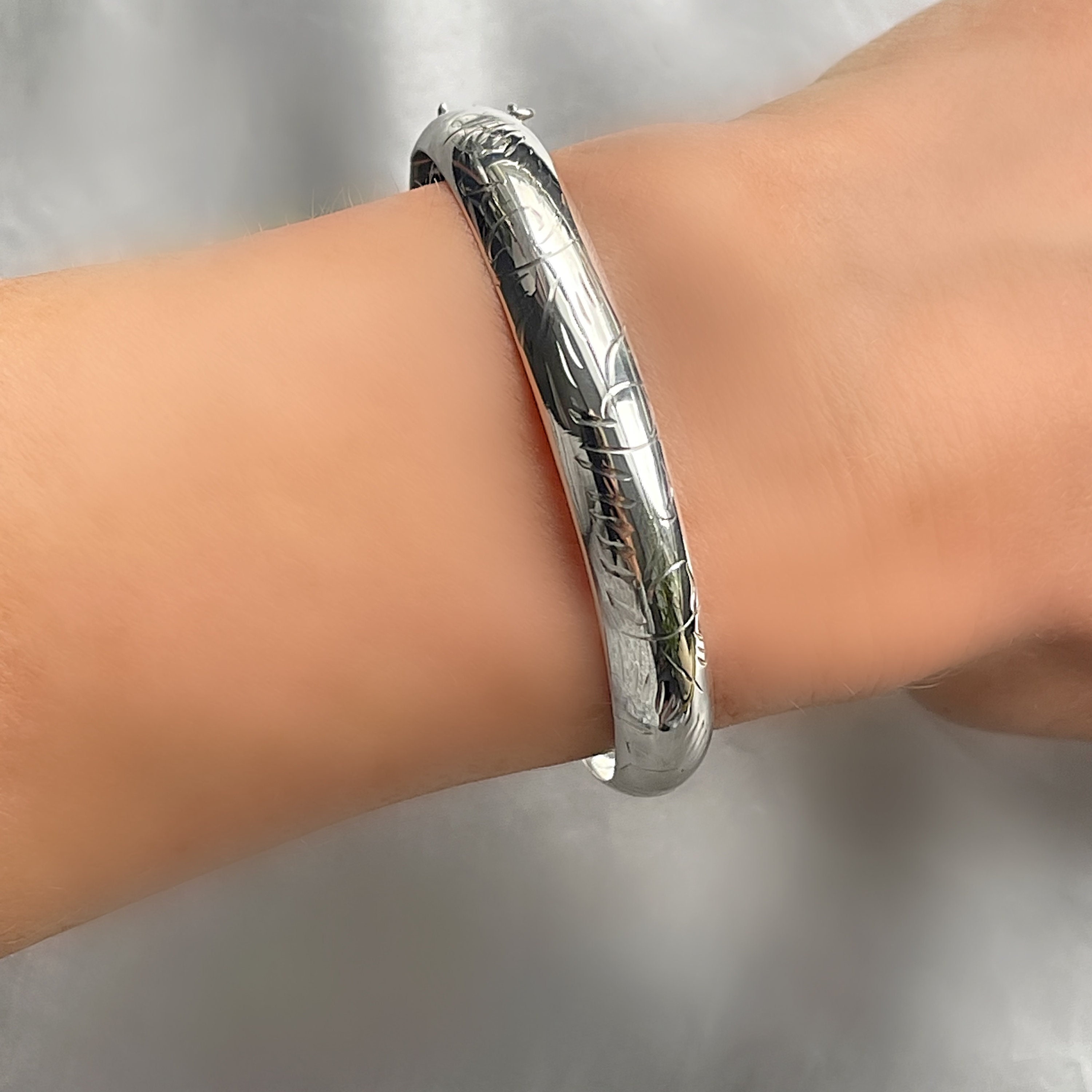 SOLO OVAL SILVER BRACELET - GOLD JEWELRY | VICTORIA BEKERMAN – Victoria  Bekerman Studio