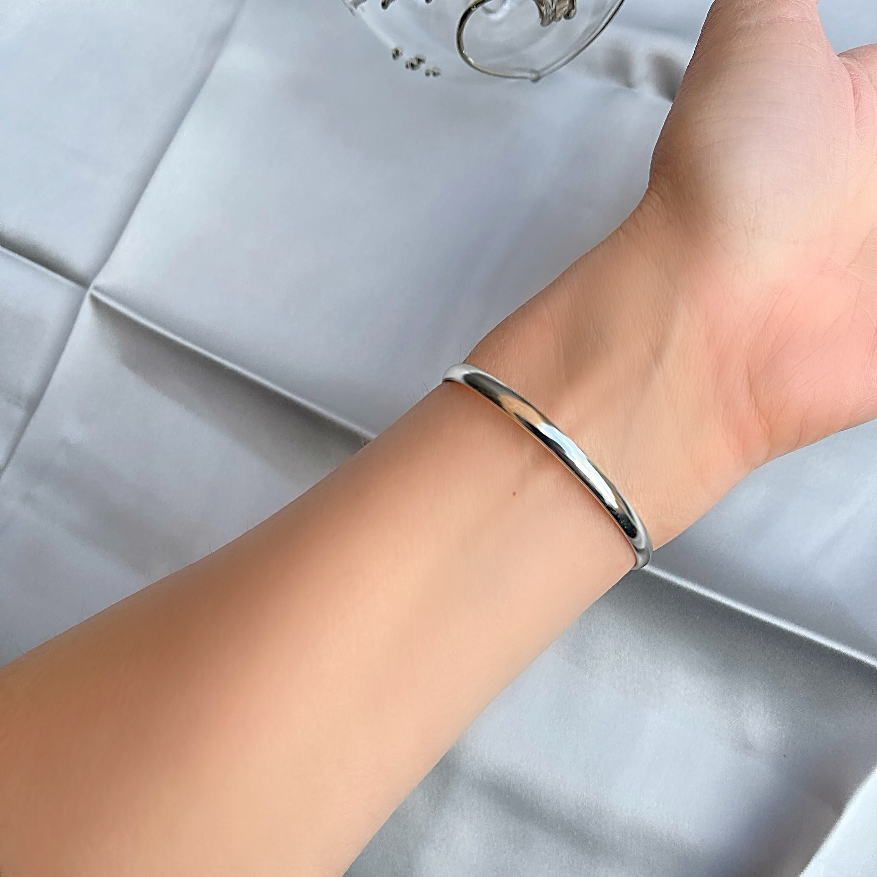 Bangle bracelet with clasp outlet
