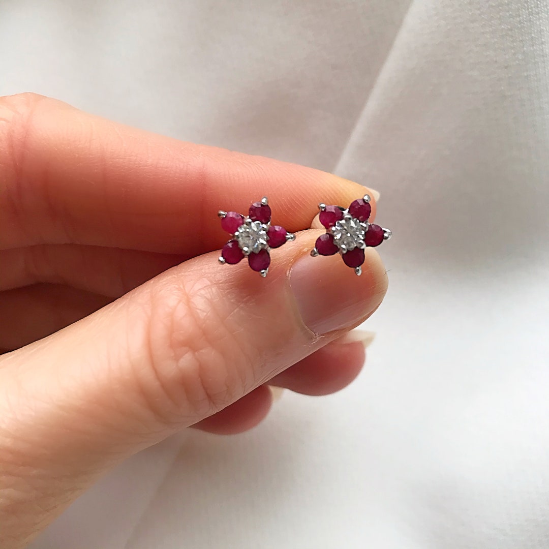 Ruby flower stud earrings Outlet