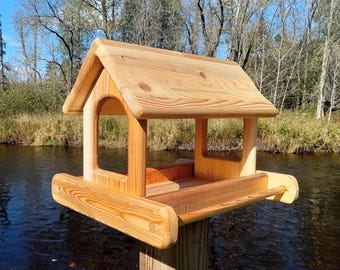 Comedero grande para pájaros o ardillas con plataforma de montaje en poste, fabricado en madera de cedro.