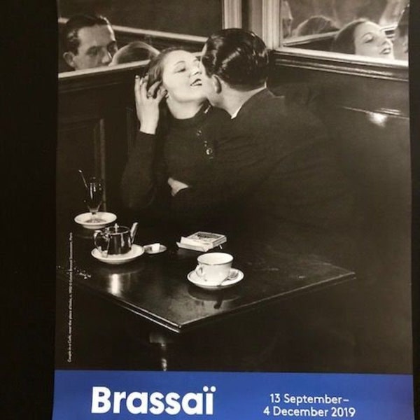 Brassaï (1899 - 1984) | Couple d'amoureux dans un petit café, quartier Italie | Musée de la photographie sur mousse d'Amsterdam