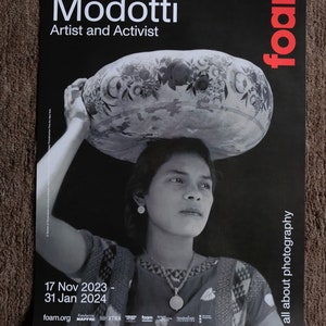 Tina Modetti |  mostra "Artista e attivista"- Foam Photography Museum | manifesto originale