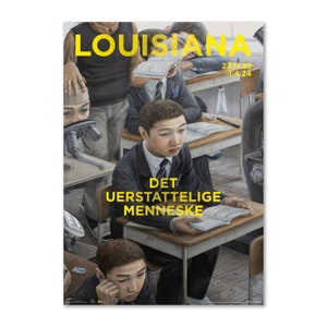 Op de afbeelding: Een poster voor een kunsttentoonstelling in het Louisiana Museum of Modern Art. De poster toont een schilderij van een klaslokaal met leerlingen in uniform. De tekst op de poster luidt "Louisiana" en "Det Uerstattelige Menneske", wat vertaald wordt als "De onvervangbare mens". De data van de tentoonstelling zijn aangegeven als "23.11.23 - 1.4.24".