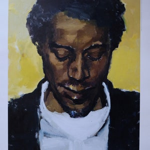 Op de afbeelding: Een zwart-witte poster met een schilderij van een gezicht. De persoon heeft zijn ogen dicht en kijkt naar beneden. De poster bevat de tekst "LYNETTE YIA DOM-BOAKYE ATT FLYGA I FÖR BUND MED NAT TEN" en "MODERNA MUSEET 3.7-19.9 2021".