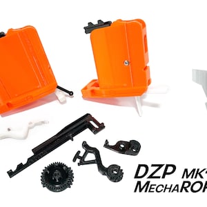 Op de afbeelding: Een set van oranje en zwarte 3D-geprinte onderdelen voor een Nerf-blastermodificatie. De onderdelen omvatten een magazijn, een schuif, een trekker en een tandwiel. De tekst "DZP MK-III MECHAROF+" is zichtbaar in de afbeelding.