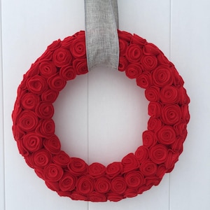 Red Felt Roses, Round Wreath, Everyday Wreath, Valentine's Day wreath, Handmade felt rose wreath, front door wreath, Valentine Door Hanger