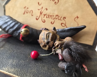Gemummificeerde Krampus Fetus, macabere eigenaardigheid in een griezelige oude kartonnen aandenkendoos