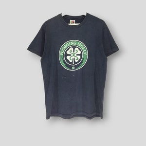 Camiseta desgastada vintage de los años 90 con la banda Flogging Molly, promoción de la gira de conciertos de punk celta, camiseta negra descolorida, talla mediana