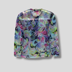 Puede incluir: Una camiseta de manga larga con cuello redondo y un vibrante estampado de cachemir. El dise&ntilde;o presenta motivos florales arremolinados en tonos azules, verdes, morados y rosas sobre un fondo oscuro. La camiseta est&aacute; hecha de una tela transparente y ligera.