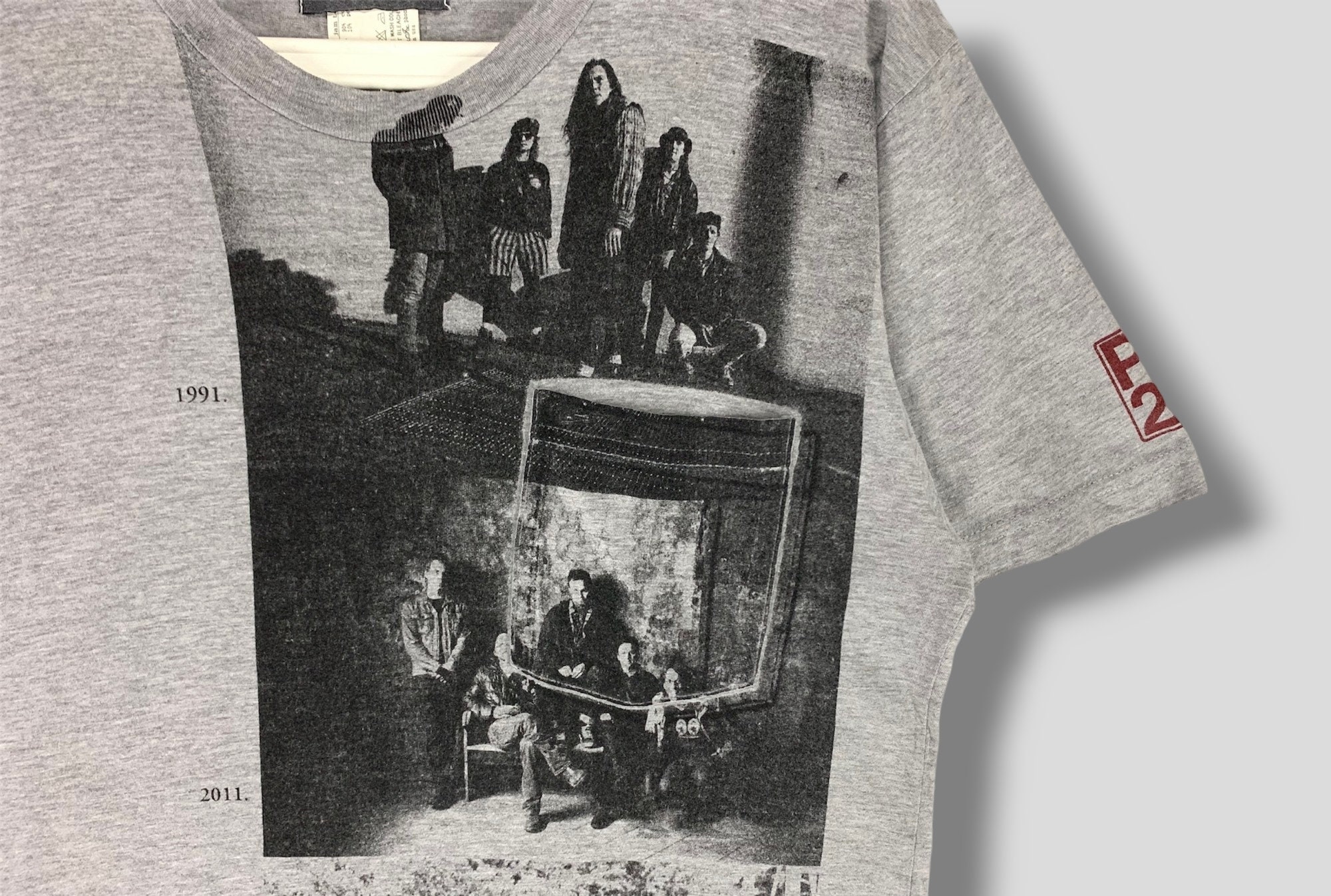 CI285 時代物 仏教彫刻【開眼主 日蓁花押】黒漆内漆箔厨子 漆箔木彫日蓮上人三宝尊・木造日蓮聖人三宝尊・厨子仏・佛龕佛 厨子入方形三尊塼仏 - 京都国立博物館 館蔵品データベース