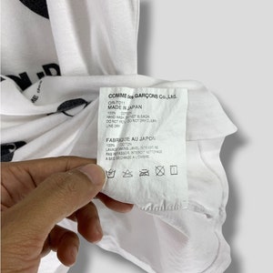 Camiseta vintage Y2K de Comme des Garçons con emojis navideños, de diseñador, estilo preppy casual, para mujer, blanca, talla pequeña. imagen 6