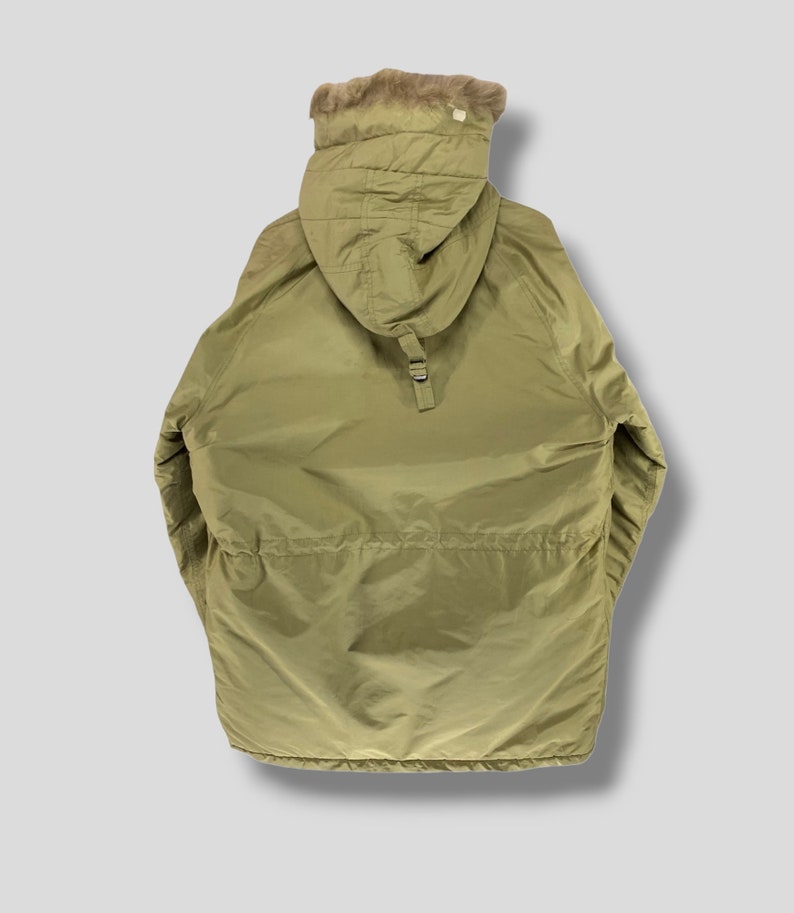 Puede incluir: Parka verde oliva con capucha forrada de piel. La chaqueta tiene cintura ajustable con cord&oacute;n y cierre de cremallera frontal. La parka est&aacute; dise&ntilde;ada para climas fr&iacute;os y tiene un corte holgado. Fabricada con material resistente al agua.