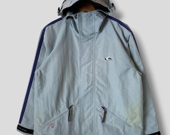 Giacca con cappuccio vintage Quiksilver con piccolo logo, sportiva, streetwear, rave, casual, surf, abbigliamento da sci, giacca a vento, blu, piccola