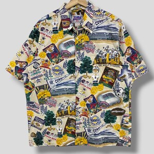 Könnte beinhalten: Kurzärmeliges Button-Down-Hemd mit cremefarbenem Hintergrund und einem sich wiederholenden Muster aus Football-Grafiken. Das Design umfasst Bilder von Stadien, Footballspielern und Text mit der Aufschrift "Super Bowl" und "Cowboys".