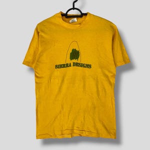 Vintage des années 80 Sierra design logo t-shirt de sport streetwear tenue décontractée mode randonnée en plein air simple point jaune petit