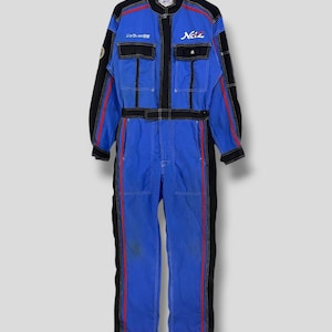 May include: Blue and black racing jumpsuit with red accents. Features the text "Neiz" in white on the chest and Japanese text on the left chest. Includes a black belt and white stitching.