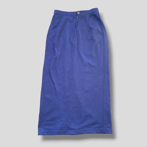 Puede incluir: Una falda larga azul marino con cintura alta y silueta recta. La falda tiene cierre de cremallera y bot&oacute;n en la cintura. La tela parece ser un material de peso medio, adecuado para diversas ocasiones.