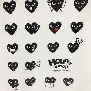 Camiseta vintage Y2K de Comme des Garçons con emojis navideños, de diseñador, estilo preppy casual, para mujer, blanca, talla pequeña. imagen 3