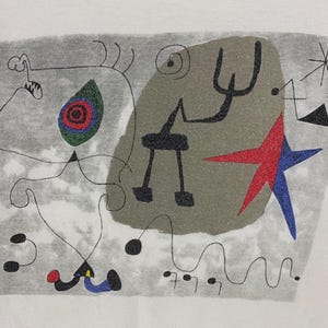 Puede incluir: Impresi&oacute;n de arte abstracto sobre fondo blanco. La obra presenta un fondo gris con una variedad de formas, incluyendo una estrella roja y azul, una figura negra y un dise&ntilde;o en forma de ojo verde, rojo y azul.