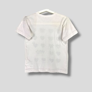 Camiseta vintage Y2K de Comme des Garçons con emojis navideños, de diseñador, estilo preppy casual, para mujer, blanca, talla pequeña. imagen 2