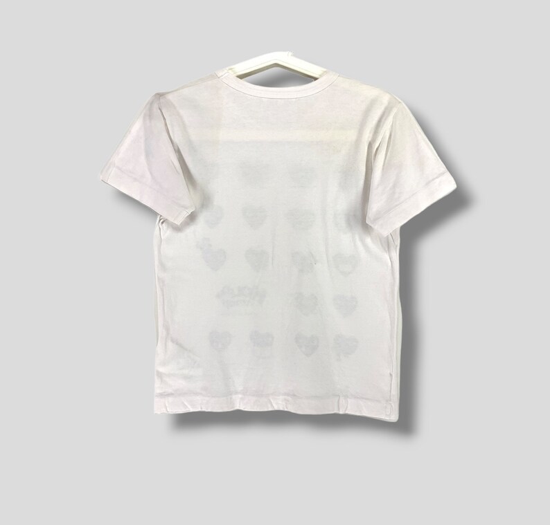 Camiseta vintage Y2K de Comme des Garçons con emojis navideños, de diseñador, estilo preppy casual, para mujer, blanca, talla pequeña. imagen 2