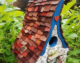 Casetta per uccelli rustica fata in legno di recupero storta su misura
